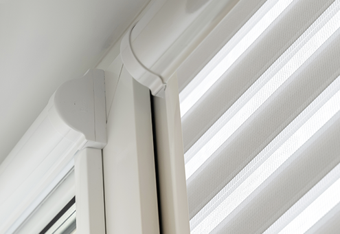 На раму окна