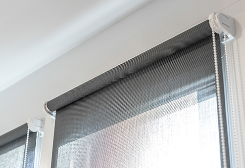 На раму окна